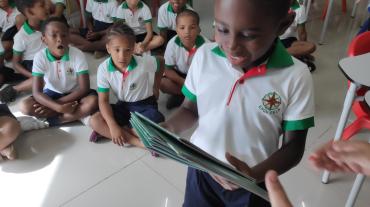 Grupo do Pré-escolar presenteia Biblioteca da EPCV