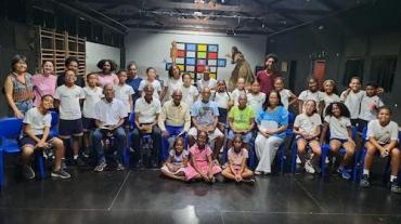 Corações unidos: Alunos e idosos celebram o encontro de gerações