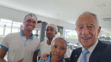 O presidente com funcionários da cantina.jpg