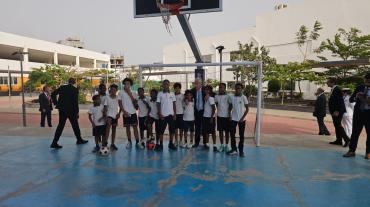 Presidente e alunos na placa desportiva.jpg