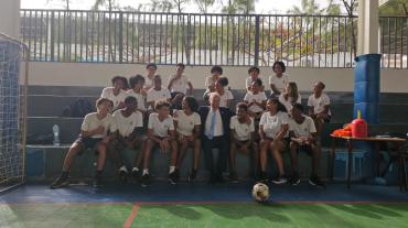 Presidente e alunos no pavilhão gimnodesportivo.jpg