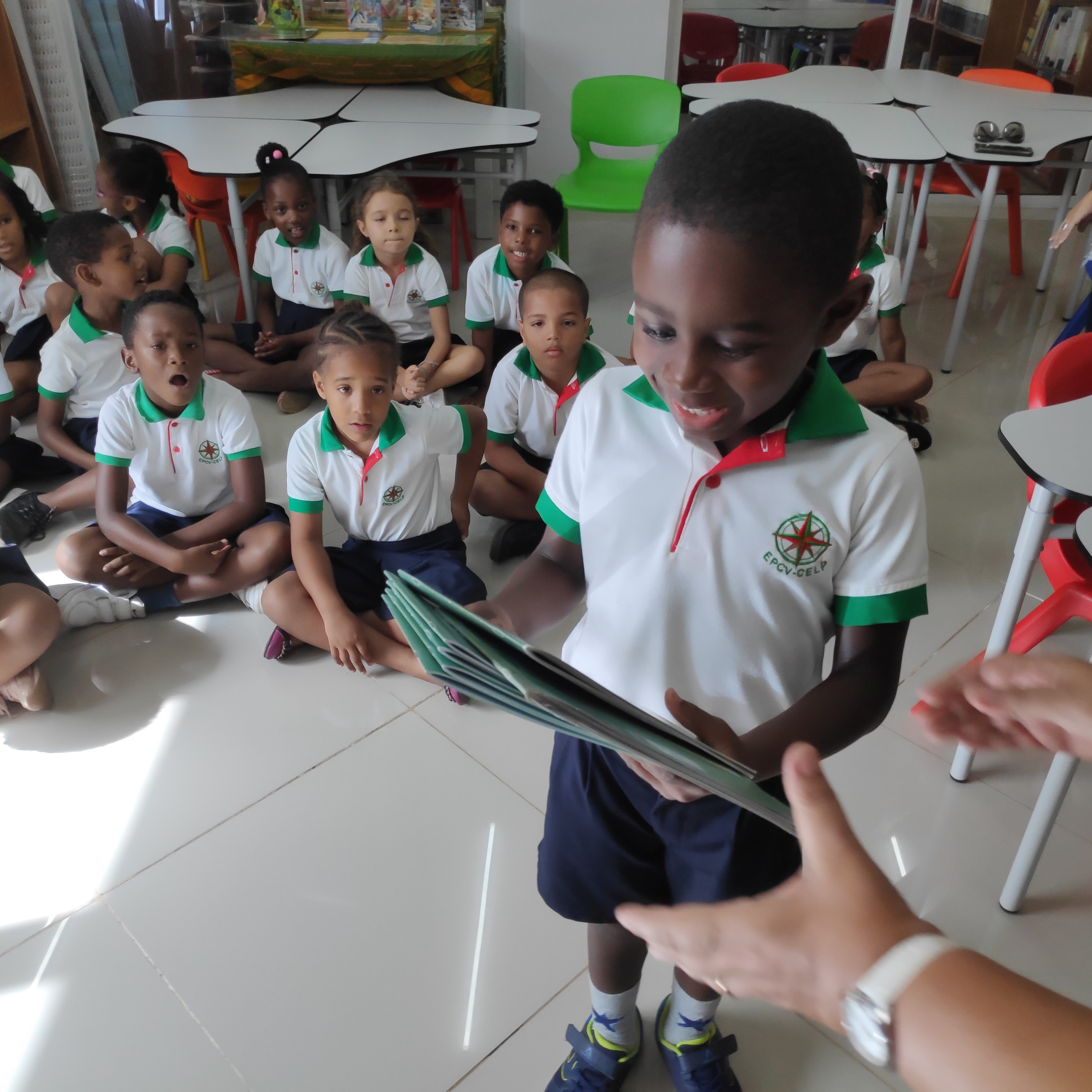 Grupo do Pré-escolar presenteia Biblioteca da EPCV